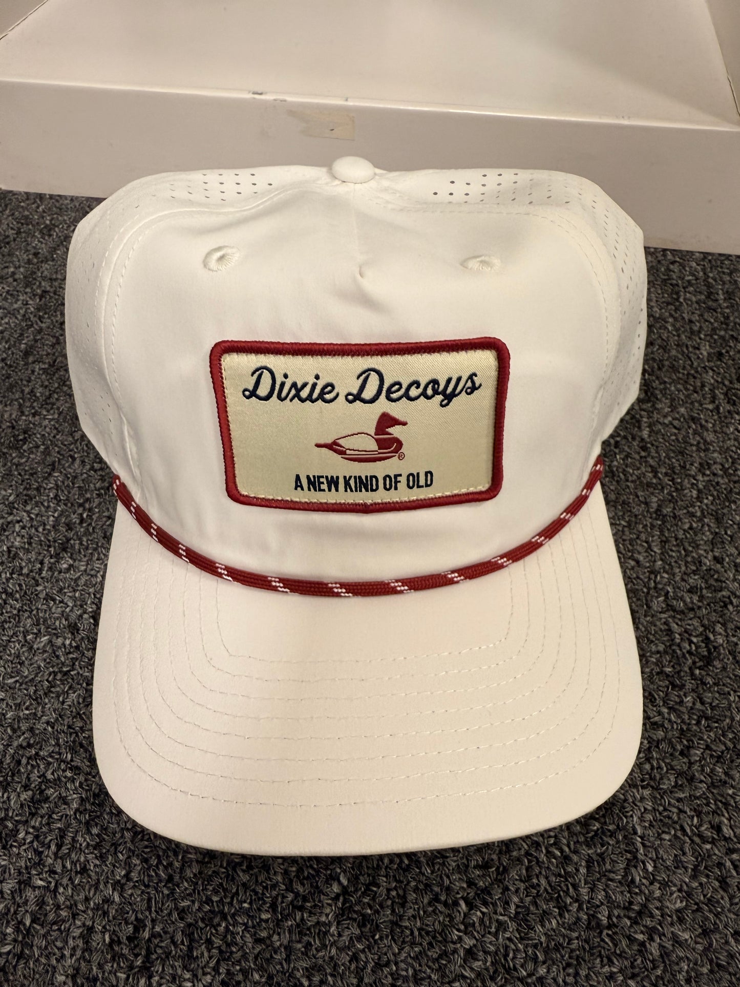 Dixie Decoys White/Red Hat